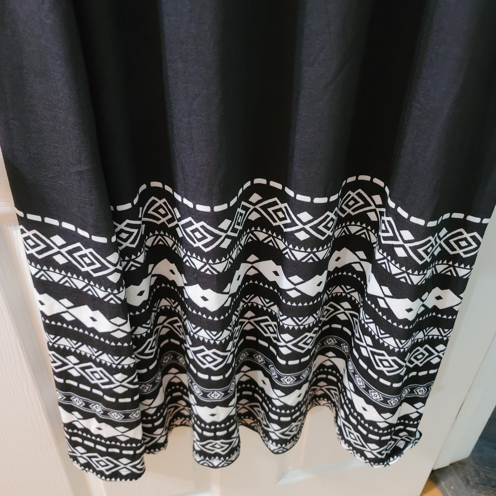 Chic Black and White Maxi Dress - Picture 6 of 7